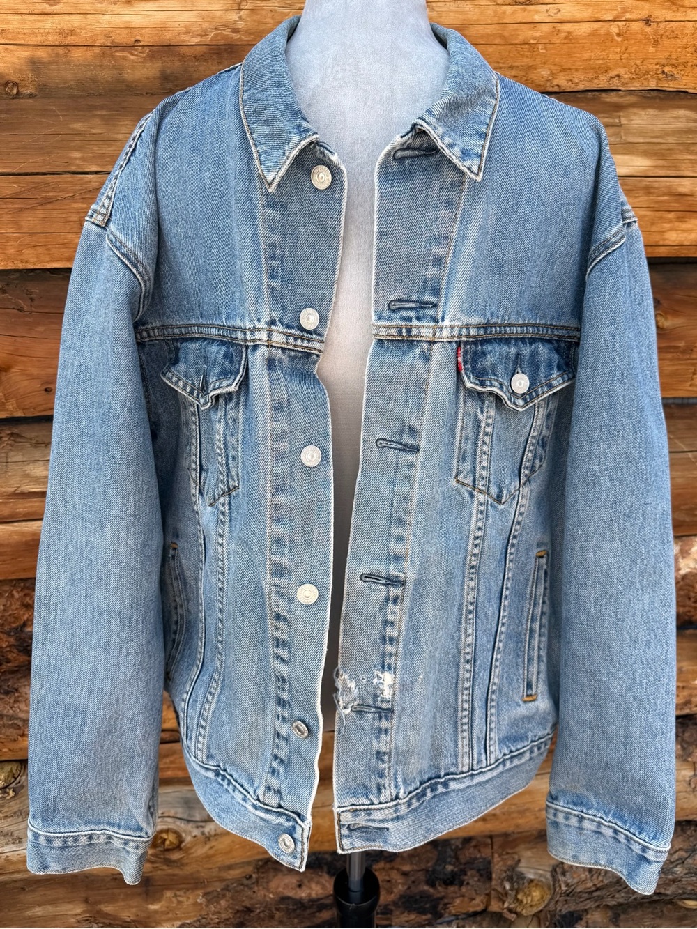 Vintage Levi's Relaxed Trucker Jacket Light Wash Thrashed Size L 2000s Denim - Picture 2 of 13